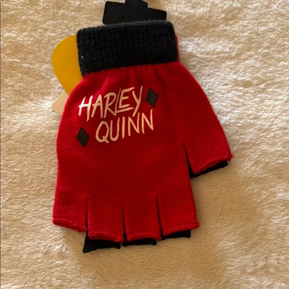 Hot Topic Suicide Squad Black and Red Fingerless Gloves - Picture 2 of 3